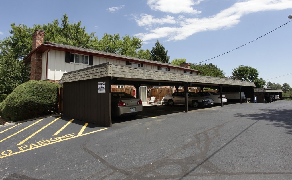 Applewood Crest Townhomes and Apartments in Lakewood, CO
