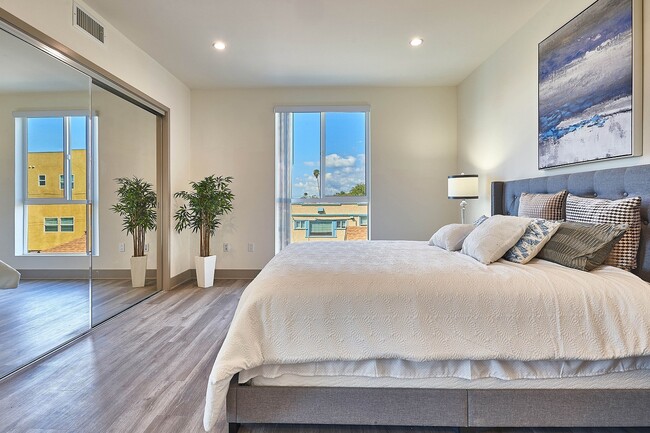 Lido Apartments - 4847 Oakwood in Los Angeles, CA - Foto de edificio - Building Photo