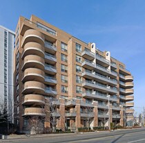 245 Davisville Ave in Toronto, ON - Building Photo