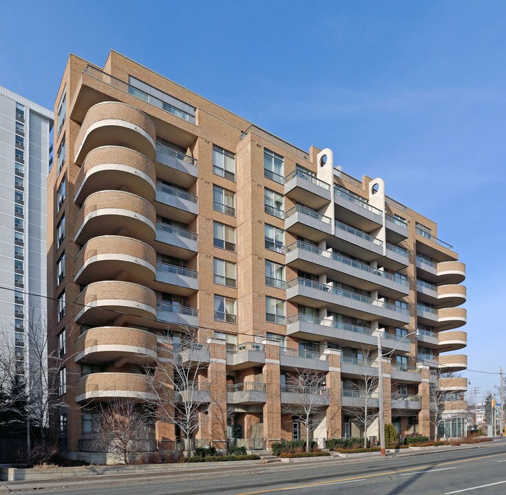 245 Davisville Ave in Toronto, ON - Building Photo