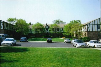 Tudor Gardens in Wayne, NJ - Building Photo - Building Photo