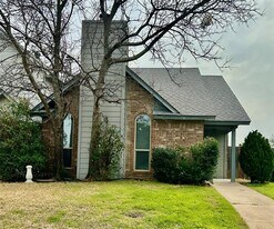 2832 Shady Brook Dr in Bedford, TX - Building Photo