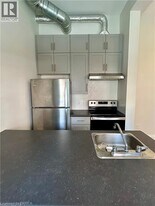 11 Queen St in Brantford, ON - Building Photo