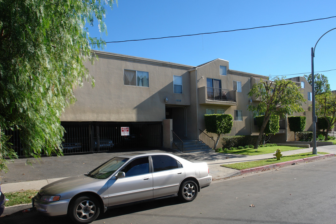 8810 Memory Park Ave in North Hills, CA - Building Photo