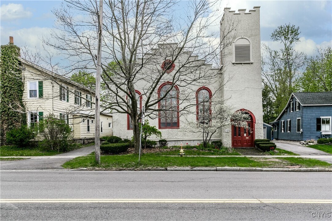 304 E Genesee St in Fayetteville, NY - Building Photo
