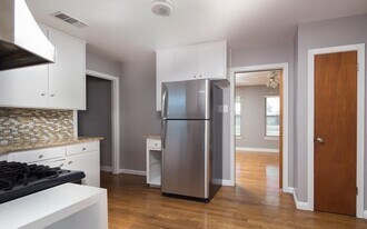 303 Schmeltzer Ln in San Antonio, TX - Building Photo