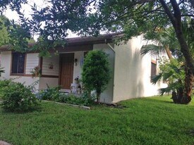 2195 Bancroft Pl in Palm Harbor, FL - Building Photo