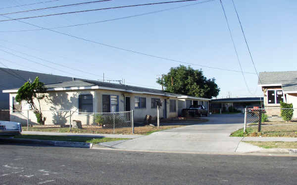 9817-8921 Rose St in Bellflower, CA - Building Photo