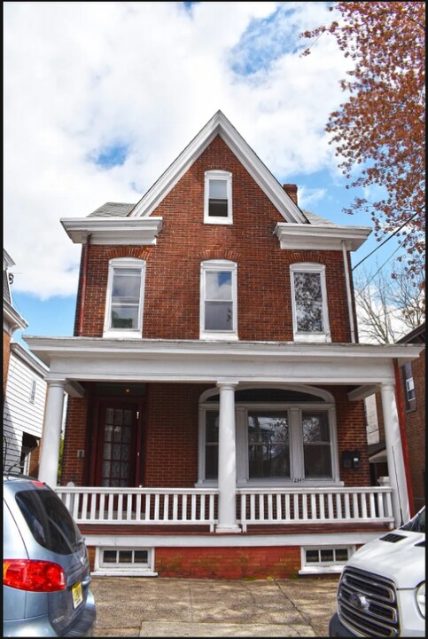 254 N York St in Pottstown, PA - Building Photo