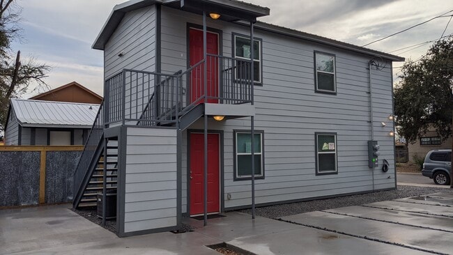 917 Hendricks Ave, Unit B in Laredo, TX - Foto de edificio - Building Photo