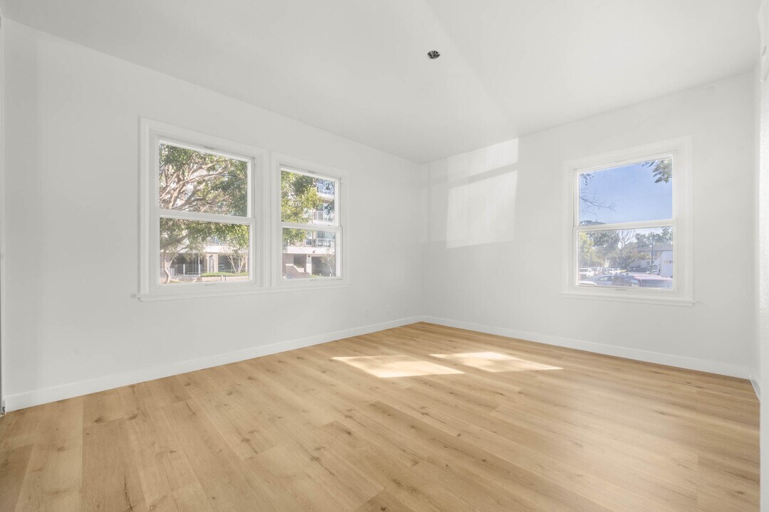 8802 Belford Ave in Los Angeles, CA - Building Photo