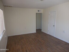 8314 Mercury St in El Paso, TX - Foto de edificio - Building Photo