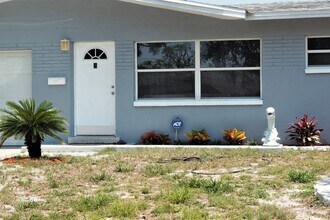 4161 Barracuda Dr SE in St. Petersburg, FL - Foto de edificio - Building Photo