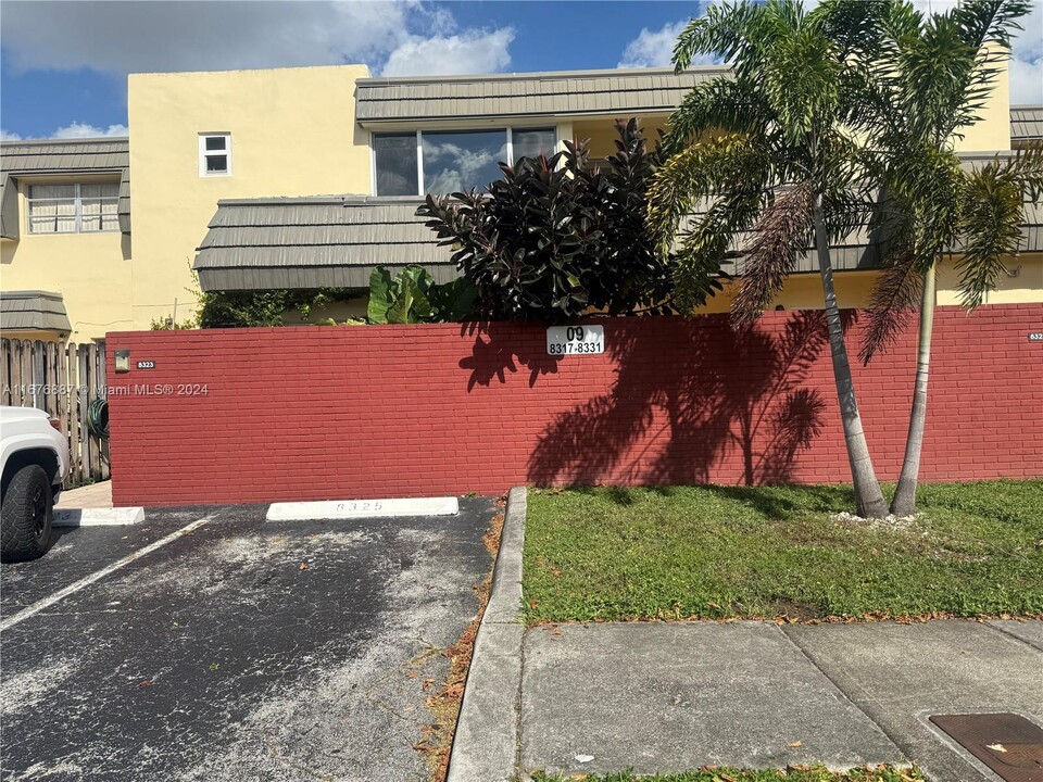 8325 SW 137th Ave in Miami, FL - Building Photo