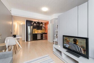 476 Monmouth St, Unit 305 in Jersey City, NJ - Foto de edificio - Building Photo