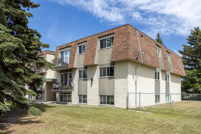 Raven Thorpe Manor in Red Deer, AB - Building Photo - Building Photo