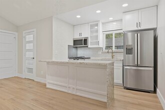 10930 White Thorn St in Houston, TX - Foto de edificio - Building Photo
