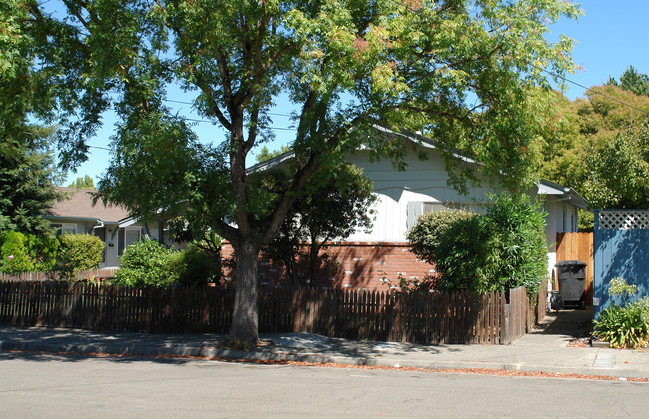 1542 Camden Ct in Santa Rosa, CA - Foto de edificio - Building Photo