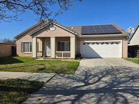 2068 W Merritt St in Hanford, CA - Building Photo