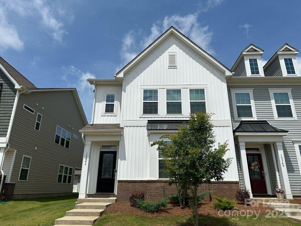 15744 Country House St in Charlotte, NC - Building Photo