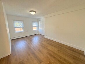 296 Broadway, Unit 2 in Somerville, MA - Foto de edificio - Building Photo