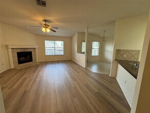 215 San Felipe Dr in Kyle, TX - Foto de edificio - Building Photo
