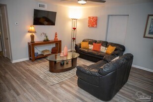 300 Bayou Blvd in Pensacola, FL - Building Photo