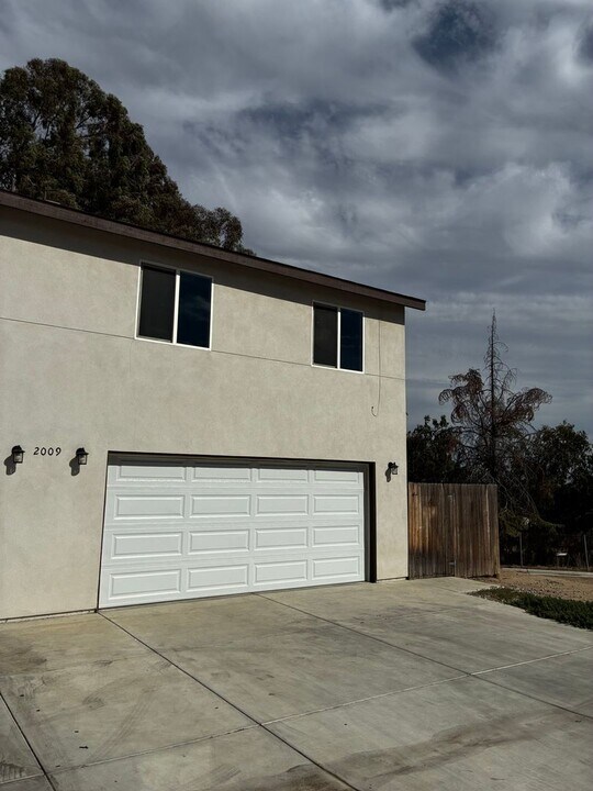 2009 Owens St in Bakersfield, CA - Building Photo
