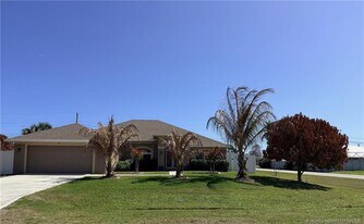 2802 SE Buccaneer Cir in Port St. Lucie, FL - Building Photo