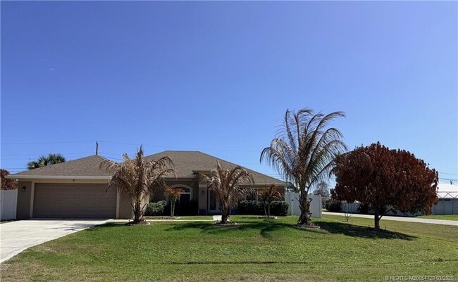 2802 SE Buccaneer Cir