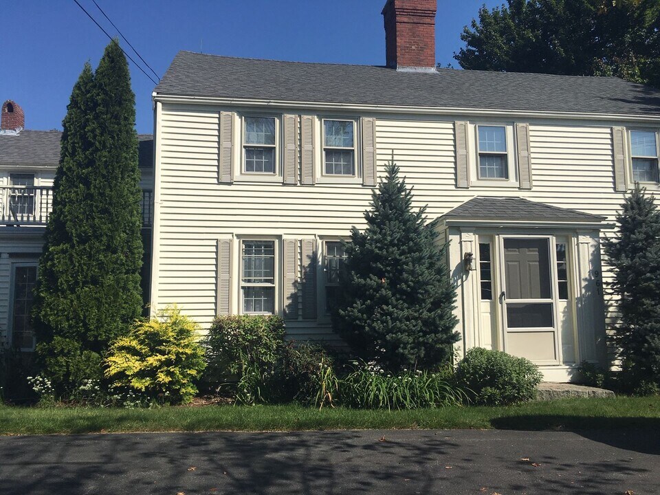 961 Washington Rd-Unit -Farm House in Rye, NH - Building Photo