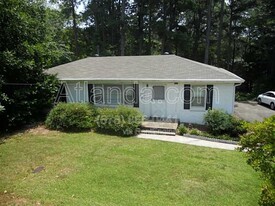 4267 Chamblee Tucker Rd in Atlanta, GA - Building Photo