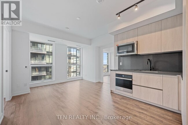 property at 327-4327 King St W