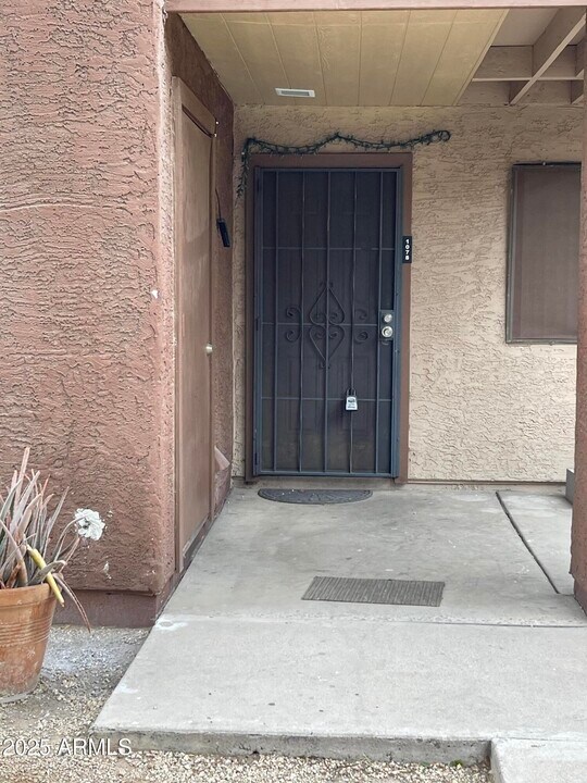 3810 N Maryvale Pkwy in Phoenix, AZ - Building Photo