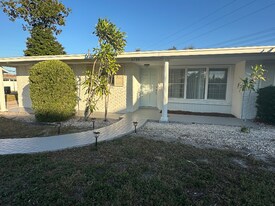 5290 38th Way S in St. Petersburg, FL - Building Photo