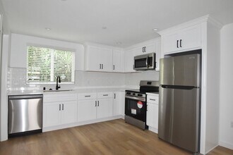 14830 Dickens St, Unit 14834 1/2 in Los Angeles, CA - Building Photo - Building Photo