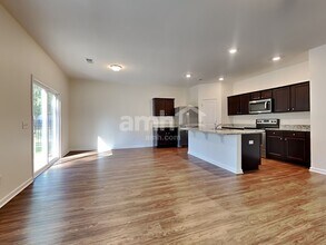 200 Orion Way in Moncks Corner, SC - Foto de edificio - Building Photo