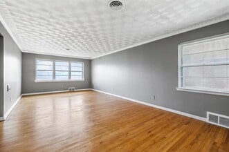 711 Bizerte Ave in Dallas, TX - Building Photo - Building Photo