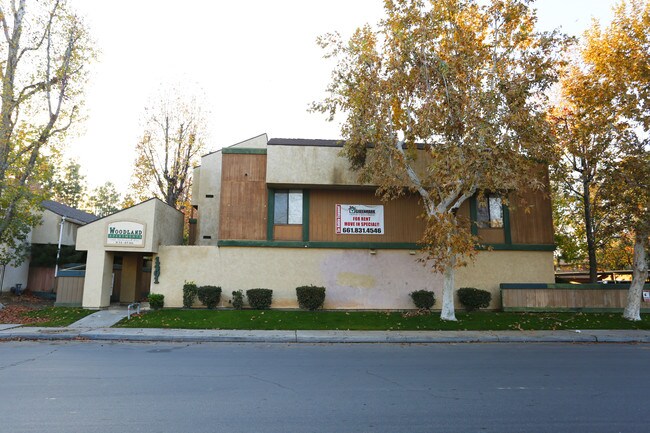 Woodland East Apartments in Bakersfield, CA - Building Photo - Building Photo