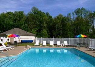 Columbia Woods Apartments in Barberton, OH - Foto de edificio - Building Photo