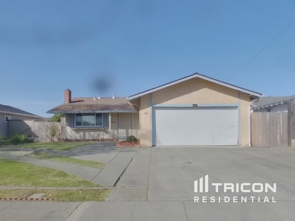 2037 Cardinal Way in Fairfield, CA - Building Photo