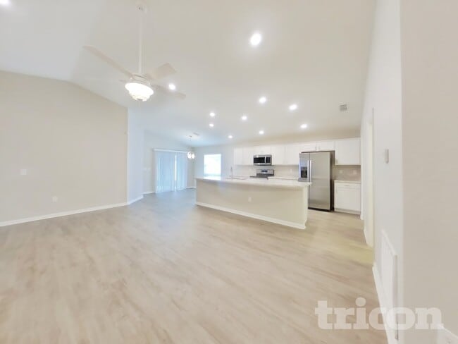 579 Lorient Drive, Unit 3-268 in Eagle Lake, FL - Building Photo - Building Photo