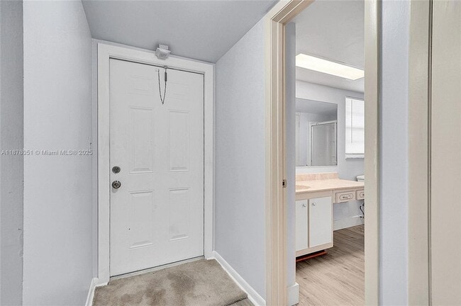 5320 NW 11th St, Unit 205 in Lauderhill, FL - Foto de edificio - Building Photo