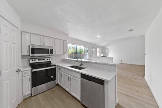 2042 Lexington Woods Dr in Spring, TX - Building Photo - Building Photo