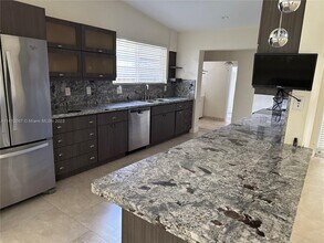 840 NE 159th St in North Miami Beach, FL - Building Photo - Building Photo