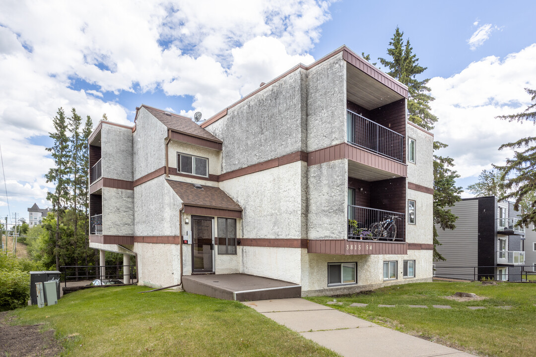 Deerton Court in Red Deer, AB - Building Photo