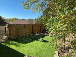 9906 Hundred Oaks Cir in Austin, TX - Foto de edificio - Building Photo