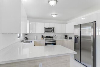 2110 NW 66th St-Unit -2 in Miami, FL - Building Photo - Building Photo