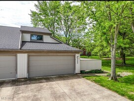 5589 Rainier Ct in Parma, OH - Building Photo