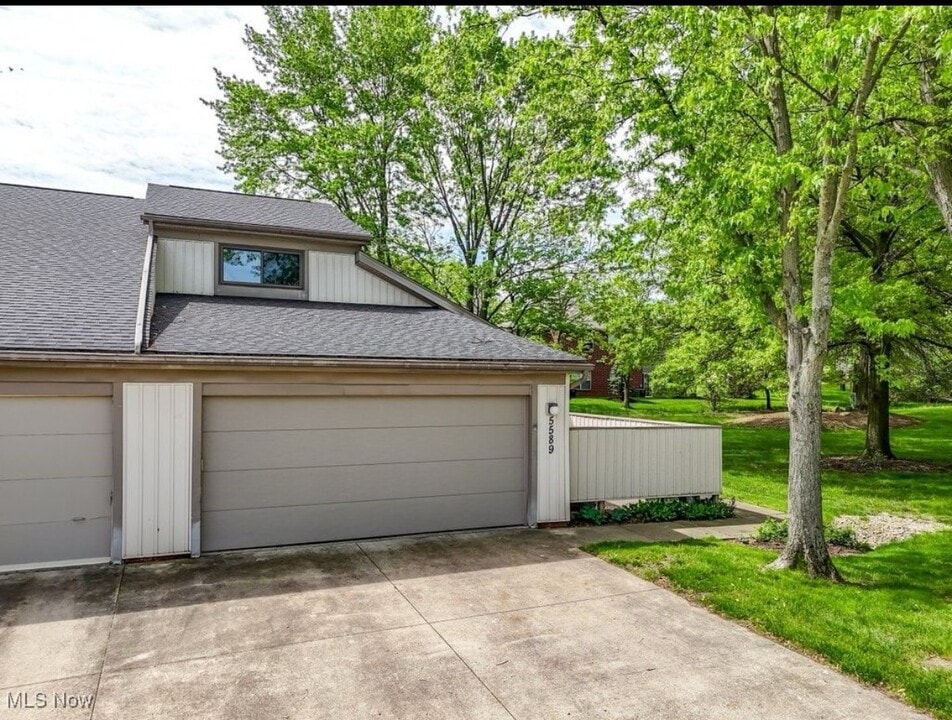 5589 Rainier Ct in Parma, OH - Building Photo